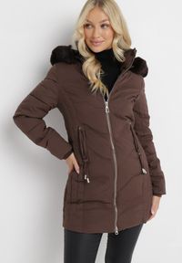 Born2be - Brązowa Kurtka Płaszcz z Pikowaniem i Futrzanym Kapturem Navimesa. Kolor: brązowy. Materiał: futro #1