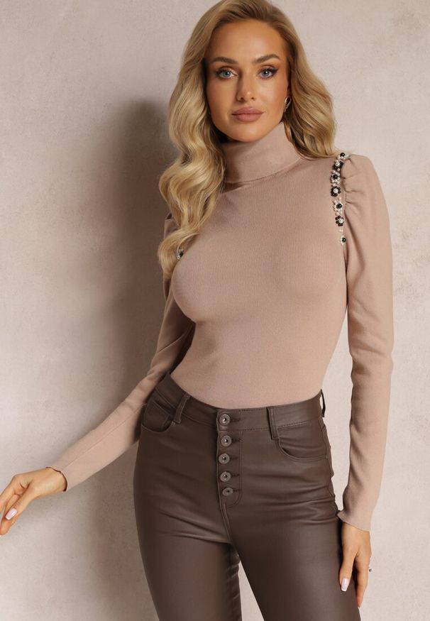 Renee - Ciemnobeżowy Sweter Golf z Perełkami Przy Bufiastych Rękawach Hutta. Typ kołnierza: golf. Kolor: beżowy. Sezon: zima