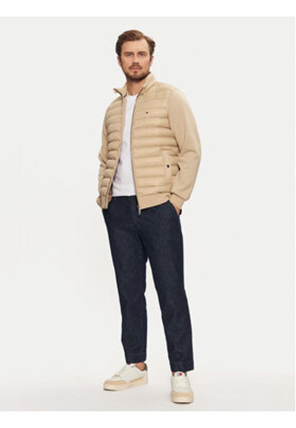 TOMMY HILFIGER - Tommy Hilfiger Kurtka przejściowa MW0MW37461 Beżowy Regular Fit. Kolor: beżowy. Materiał: syntetyk