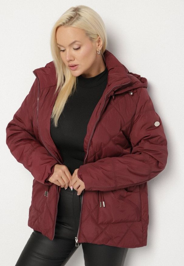Born2be - Czerwona Pikowana Kurtka z Kapturem i Ozdobnymi Suwakami Carnaye. Okazja: na spacer, na co dzień. Typ kołnierza: kaptur. Kolekcja: plus size. Kolor: czerwony. Materiał: jeans. Styl: elegancki, casual, sportowy