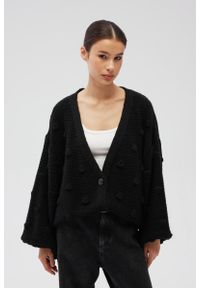 Marsala - Kardigan zapinany na guziki w kolorze BLACK - BUBLE-UNI. Okazja: na co dzień, do pracy. Typ kołnierza: dekolt w serek. Materiał: wełna, poliester, jeans, akryl, poliamid. Wzór: ze splotem. Styl: casual, klasyczny