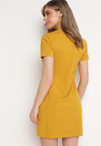 Born2be - Żółta Bawełniana Sukienka T-shirtowa o Dopasowanym Kroju Maristar. Okazja: na co dzień. Kolor: żółty. Materiał: bawełna. Długość rękawa: krótki rękaw. Typ sukienki: dopasowane. Styl: casual, elegancki #2