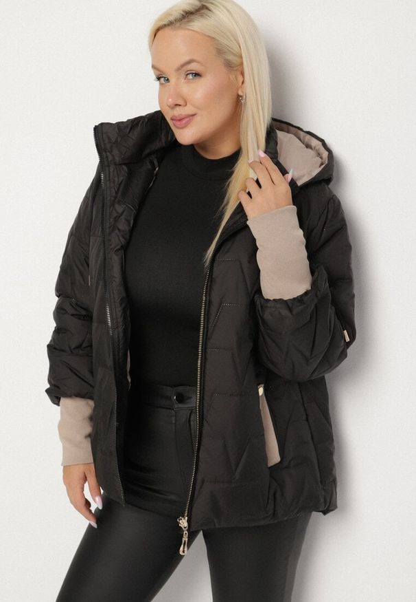 Born2be - Czarna Pikowana Kurtka o Prostym Kroju z Kapturem Tulorisa. Okazja: na spacer, na co dzień. Typ kołnierza: kaptur. Kolekcja: plus size. Kolor: czarny. Materiał: jeans. Wzór: aplikacja. Styl: casual, elegancki, klasyczny