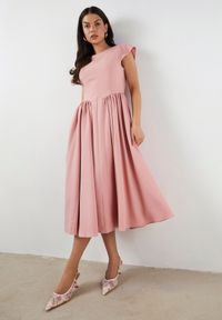 Born2be - Różowa Rozkloszowana Sukienka Vices z Dekoltem Typu Łódka Milasena. Okazja: na co dzień. Kolor: różowy. Materiał: jeans. Wzór: aplikacja. Typ sukienki: rozkloszowane. Styl: casual #1