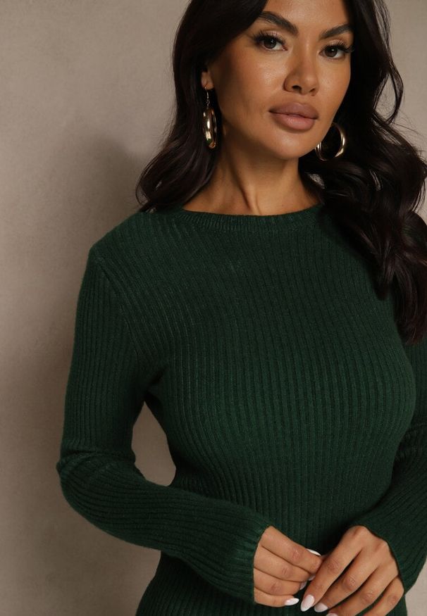 Renee - Ciemnozielona Prążkowana Sukienka z Dzianiny z Bawełną o Dopasowanym Kroju Tesoria. Okazja: na co dzień. Kolor: zielony. Materiał: dzianina, bawełna, prążkowany. Styl: casual