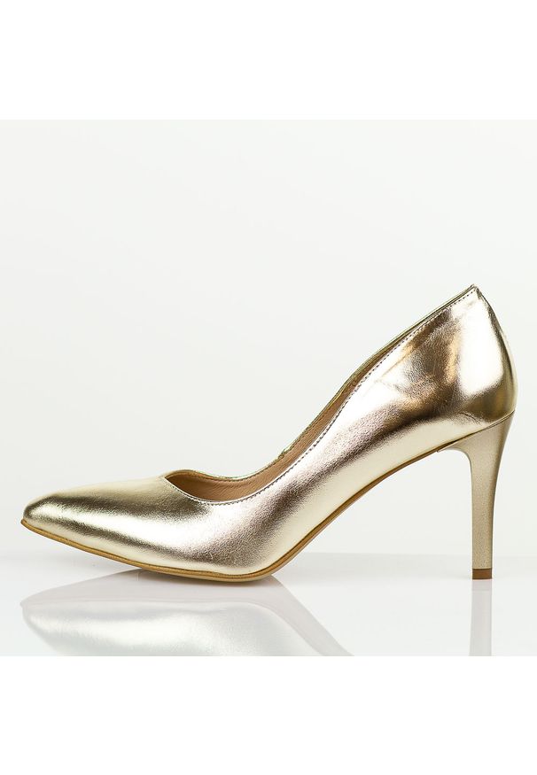 Złote Polskie szpilki damskie Prestige 2106b Skóra Lico. Okazja: na wesele, na ślub cywilny, na spotkanie biznesowe, na imprezę. Kolor: złoty. Materiał: skóra. Szerokość cholewki: normalna. Obcas: na szpilce. Styl: glamour, biznesowy, elegancki, wizytowy, klasyczny