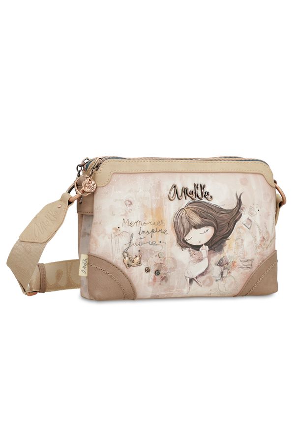 Beżowa Damska Torebka Anekke Z Laleczką. Kolor: beżowy. Wzór: napisy, aplikacja. Materiał: zdobione. Styl: casual. Rodzaj torebki: na ramię