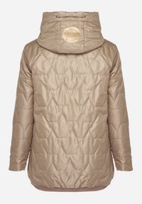 Born2be - Ciemnobeżowa Kurtka Pikowana o Pudełkowym Kroju z Kapturem Nusolea. Okazja: na co dzień. Typ kołnierza: kaptur. Kolekcja: plus size. Kolor: beżowy. Materiał: jeans. Styl: casual, elegancki #5