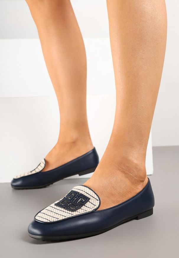 Renee - Granatowe Mokasyny z Tweedowymi Wstawkami i Geometryczną Aplikacją Teliviela. Kolor: niebieski. Materiał: jeans. Wzór: aplikacja, geometria. Obcas: na obcasie. Styl: klasyczny, elegancki. Wysokość obcasa: niski
