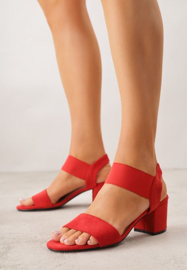 Renee - Czerwone Sandały na Kwadratowym Słupku z Imitacji Zamszu Claudie. Okazja: na co dzień. Zapięcie: pasek. Kolor: czerwony. Wzór: paski. Materiał: zamsz. Sezon: wiosna. Obcas: na słupku. Styl: casual, elegancki. Wysokość obcasa: średni