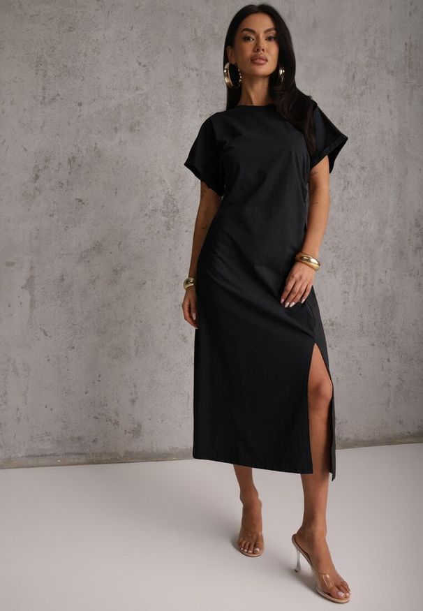 Renee - Czarna Rozkloszowana Sukienka Zdobiona Drapowaniem w Talii i Rozcięciem Uziola. Okazja: na co dzień. Kolor: czarny. Wzór: aplikacja. Typ sukienki: proste. Styl: casual