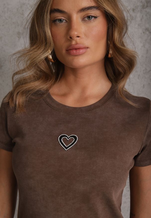 Renee - Brązowy T-shirt z Bawełny Ozdobiony Sercem z Cyrkonii Amythera. Okazja: na co dzień. Kolor: brązowy. Materiał: bawełna. Wzór: aplikacja. Styl: sportowy, casual, elegancki