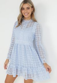 Born2be - Jasnoniebieska Koronkowa Sukienka Mini z Falbanką Kamari. Kolor: niebieski. Materiał: koronka. Wzór: gładki. Sezon: lato, wiosna. Długość: mini