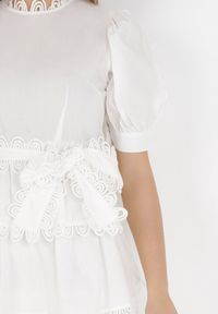 Born2be - Biała Sukienka Thellis. Kolor: biały. Materiał: materiał, tkanina, koronka. Długość rękawa: krótki rękaw. Wzór: gładki. Styl: elegancki. Długość: midi #3