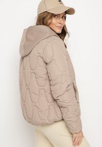 Born2be - Ciemnobeżowa Pikowana Kurtka z Materiałowym Kapturem i Kieszeniami Ravalynne. Okazja: na spacer, na co dzień. Kolor: beżowy. Materiał: materiał. Styl: klasyczny, casual, elegancki, sportowy #7