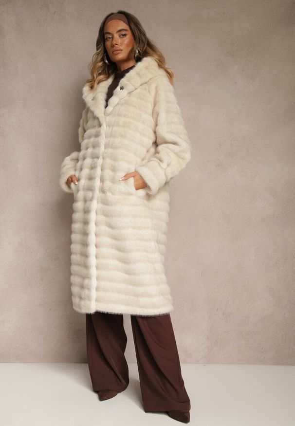 Renee - Beżowy Płaszcz Futerko z Ozdobnymi Przeszyciami i Kapturem Esetia. Okazja: na co dzień. Kolor: beżowy. Materiał: futro. Długość: długie. Styl: casual, elegancki