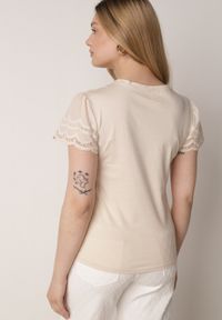 Born2be - Beżowy Bawełniany T-shirt z Koronkowymi Rękawami Carilynore. Okazja: na co dzień. Kolor: beżowy. Materiał: bawełna, koronka. Styl: casual, klasyczny, elegancki #2