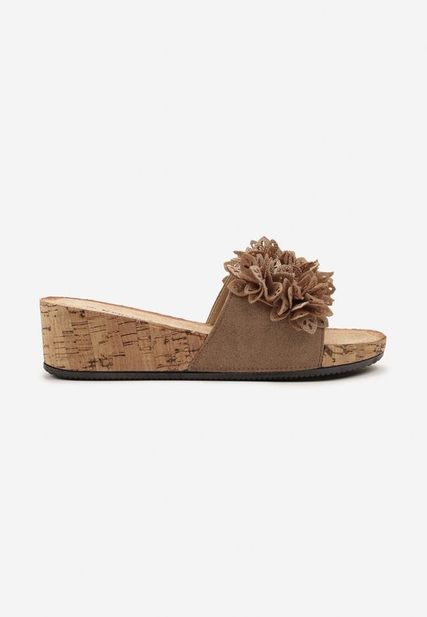 Born2be - Ciemnobeżowe Klapki na Koturnie z Kwiatami 3D Zariva. Kolor: beżowy. Materiał: jeans. Wzór: kwiaty. Sezon: lato. Obcas: na koturnie. Styl: elegancki