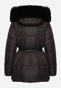 Born2be - Czarna Pikowana Kurtka z Kapturem i Odpinanym Futrem z Paskiem w Tali Siamirae. Okazja: na co dzień. Typ kołnierza: kaptur. Kolor: czarny. Materiał: futro. Styl: casual, elegancki #3