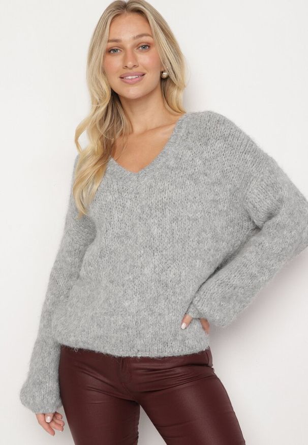 Born2be - Jasnoszary Sweter z Wełną i Rozszerzanymi Rękawami Sinara. Okazja: na co dzień. Kolor: szary. Materiał: wełna. Styl: elegancki, klasyczny, casual