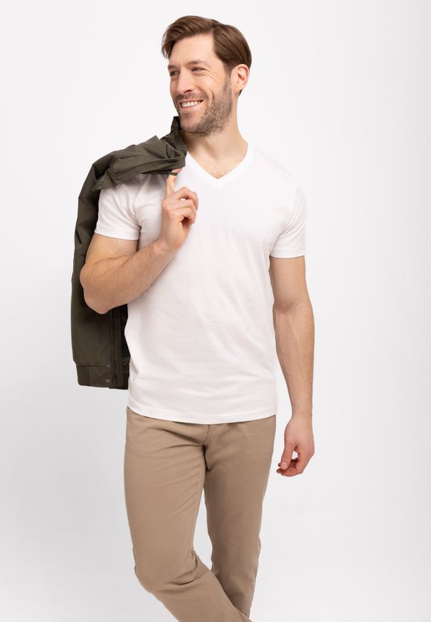 Volcano - T-shirt z dekoltem w serek T-SLIT. Typ kołnierza: dekolt w serek. Kolor: biały. Materiał: bawełna. Długość rękawa: krótki rękaw. Długość: krótkie. Styl: klasyczny