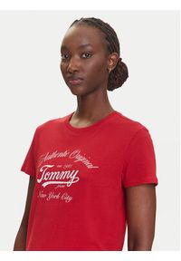 Tommy Jeans T-Shirt Essential DW0DW21404 Czerwony Regular Fit. Kolor: czerwony. Materiał: bawełna