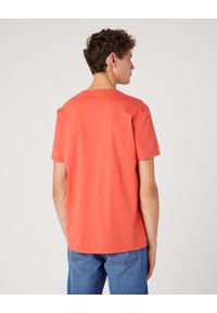 Wrangler - WRANGLER LOGO TEE MĘSKI T-SHIRT KOSZULKA Z NADRUKIEM LOGO PAPRIKA W760EER41. Wzór: nadruk