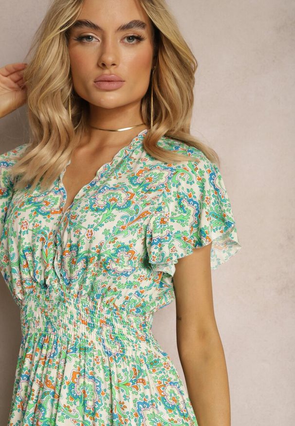 Renee - Jasnozielona Bawełniana Sukienka na Lato z Gumką w Talii i Delikatnymi Falbankami Gloriassa. Typ kołnierza: kołnierz z falbankami. Kolor: zielony. Materiał: bawełna. Sezon: lato