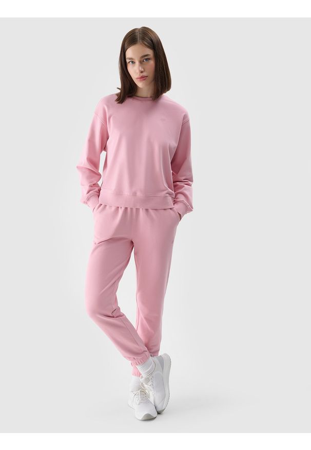 4f - 4F Bluza dresowa nierozpinana bez kaptura damska - różowa M. Okazja: na co dzień. Typ kołnierza: bez kaptura. Kolor: różowy. Materiał: dresówka. Wzór: gładki, ze splotem. Styl: sportowy, casual