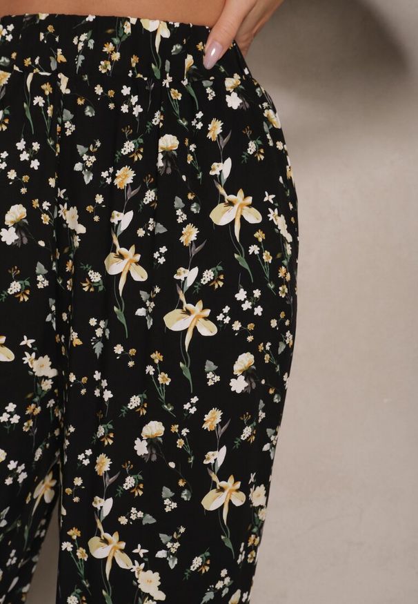 Renee - Czarne Spodnie High Waist w Kwiatowy Wzór Zolsedi. Okazja: na co dzień, na spacer. Stan: podwyższony. Kolor: czarny. Wzór: kwiaty. Styl: elegancki, casual