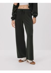 Reserved - Spodnie z szeroką nogawką - ciemnozielony. Kolor: zielony. Materiał: dzianina #1