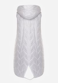 Born2be - Biała Przejściowa Kamizelka Pikowana o Długim Kroju z Kapturem i Naszywką Harmaste. Okazja: na co dzień. Typ kołnierza: kaptur. Kolor: biały. Materiał: jeans. Długość: długie. Wzór: aplikacja. Styl: casual #7