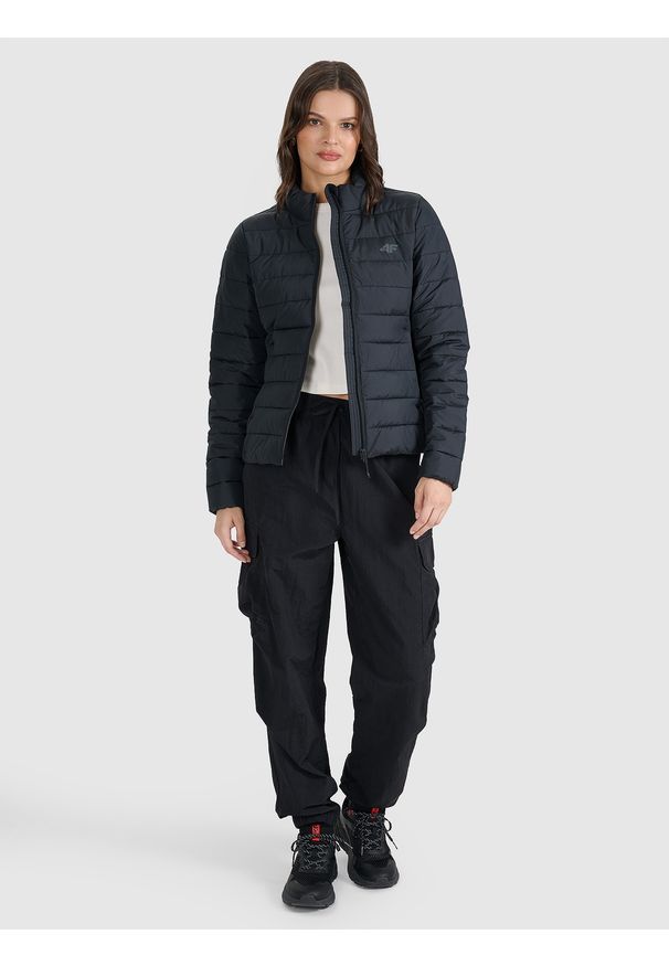 4f - 4F Kurtka puchowa z wypełnieniem syntetycznym damska - czarna M. Okazja: na co dzień. Typ kołnierza: kołnierzyk stójkowy. Kolor: czarny. Materiał: puch, syntetyk. Długość: długie. Sezon: wiosna. Styl: casual, klasyczny, sportowy