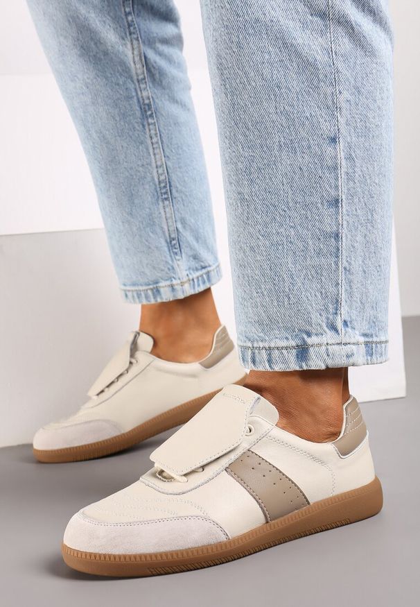 Renee - Beżowe Sneakersy na Płaskiej Podeszwie ze Skóry Wykończone Zamszową Wstawką Milirae. Okazja: na co dzień. Kolor: beżowy. Materiał: zamsz, skóra. Obcas: na płaskiej podeszwie