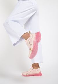 Renee - Różowe Sneakersy Brethyse. Wysokość cholewki: przed kostkę. Kolor: różowy. Materiał: materiał. Szerokość cholewki: normalna. Wzór: aplikacja #3