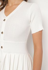 Born2be - Biała Sukienka z Wiskozy o Rozkloszowanym Kroju z Plisami i Guzikami Alusena. Okazja: na co dzień. Kolor: biały. Materiał: wiskoza. Typ sukienki: rozkloszowane. Styl: casual, elegancki #7