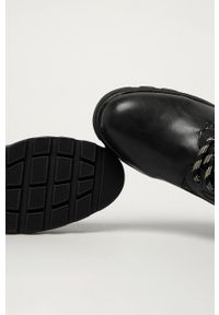 Marco Tozzi - Botki. Nosek buta: okrągły. Zapięcie: sznurówki. Kolor: czarny. Materiał: guma. Obcas: na obcasie. Wysokość obcasa: średni #4