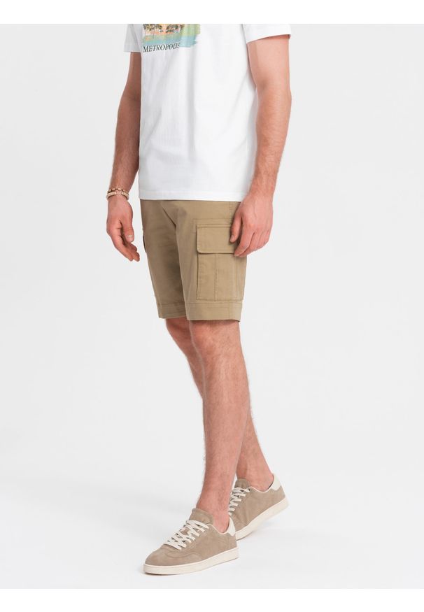 Ombre Clothing - Jednokolorowe męskie szorty z kieszeniami cargo – piaskowe V1. Okazja: na co dzień. Materiał: bawełna, elastan, poliester, materiał. Długość: krótkie. Wzór: gładki, aplikacja, haft, jednolity. Sezon: lato. Styl: wakacyjny, casual
