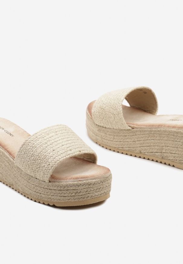 Born2be - Beżowe Klapki z Wkładką z Ekozamszu na Koturnie Ozdobione Plecionką z Juty Eltesa. Okazja: na co dzień. Kolor: beżowy. Materiał: jeans, len. Wzór: aplikacja. Sezon: lato. Obcas: na koturnie. Styl: elegancki, wizytowy, casual