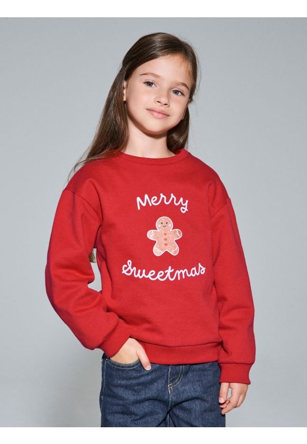 Sinsay - Świąteczna bluza z pierniczkiem i napisem „Merry Sweetmas” - czerwony. Kolor: czerwony. Wzór: napisy. Styl: wizytowy