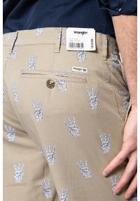 Wrangler - KRÓTKIE SPODENKI WRANGLER CHINO SHORT CAMEL WASHED W14AMZ49J. Materiał: materiał. Długość: krótkie. Wzór: nadruk, aplikacja