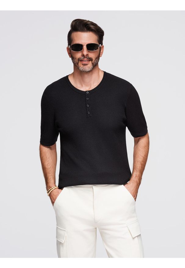 Ombre Clothing - T-shirt męski dzianinowy z guzikami przy dekolcie – czarny V2 - Rozmiar: M. Okazja: na co dzień. Kolor: czarny. Materiał: dzianina. Wzór: paski. Styl: elegancki, casual