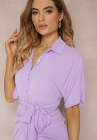 Renee - Fioletowa Sukienka Koszulowa Wiązana z Przodu z Marszczeniem Raimona. Okazja: na co dzień. Kolor: fioletowy. Materiał: skóra. Typ sukienki: koszulowe. Styl: casual, elegancki
