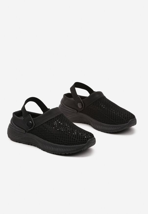 Born2be - Czarne Klapki z Ażurową Cholewką i Paskiem Podtrzymującym Piętę Fenrisa. Okazja: na spacer, na co dzień. Kolor: czarny. Materiał: jeans. Wzór: ażurowy. Sezon: lato. Styl: klasyczny, casual