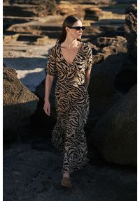 MOODO - Wzorzysta sukienka maxi beżowa. Kolor: beżowy. Długość: maxi #1