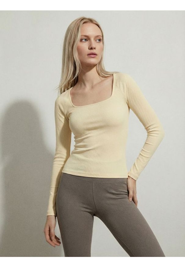 Sinsay - Prążkowana koszulka z długim rękawem - żółty. Kolor: żółty. Materiał: prążkowany. Długość rękawa: długi rękaw. Długość: długie