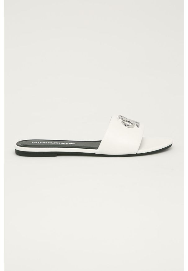 Calvin Klein Jeans - Klapki skórzane. Kolor: biały. Materiał: skóra. Wzór: gładki. Wysokość obcasa: niski