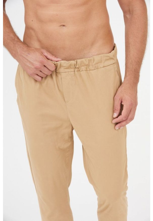 7 FOR ALL MANKIND Beżowe spodnie męskie jogger Chino. Kolor: beżowy. Materiał: bawełna