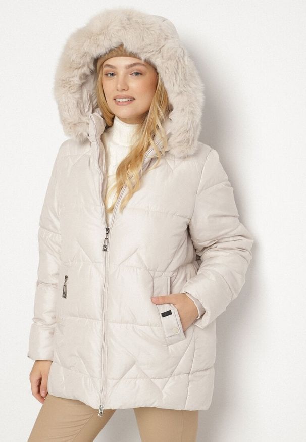 Born2be - Jasnoszara Pikowana Kurtka z Kapturem z Futerkiem Tevea. Okazja: na spotkanie biznesowe, do pracy, na spacer. Typ kołnierza: kaptur. Kolekcja: plus size. Kolor: szary. Materiał: futro. Styl: klasyczny, biznesowy, elegancki