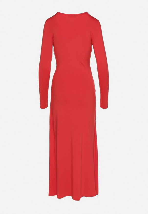 Born2be - Czerwona Sukienka z Efektownym Marszczeniem i Rozcięciem z Wiskozą Kliheria. Okazja: na co dzień. Kolor: czerwony. Materiał: wiskoza. Długość rękawa: długi rękaw. Styl: casual, elegancki, klasyczny